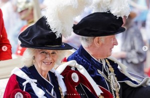 ローブと帽子を着用した姿で、馬車に乗るチャールズ国王とカミラ王妃。チャールズ国王は君主に即位後、ガーター騎士団長に就任した（画像は『The Royal Family　2023年6月20日付Instagram「The King and Queen have led the Royal Family in the historic Order of the Garter Service and Procession at St George’s Chapel in Windsor.」』のスクリーンショット）