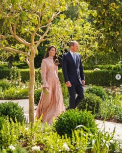 ロイヤルウェディングに出席したウィリアム皇太子とキャサリン皇太子妃。皇太子妃は「エリー・サーブ」によるピンクのドレスを纏って現れた（画像は『The Prince and Princess of Wales　2023年6月2日付Instagram「Celebrating the wedding of Crown Prince Al Hussein bin Abdullah and Princess Rajwa Al Hussein in Jordan yesterday」』のスクリーンショット）