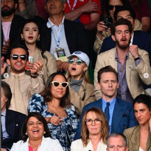 ジョナサン・ベイリーとアンドリュー・ガーフィールドの間に座るアリアナ・グランデ。その手前にはトム・ヒドルストンとザウエ・アシュトンが座っている（画像は『Wimbledon　2023年7月16日付Instagram「Same.」』のスクリーンショット）
