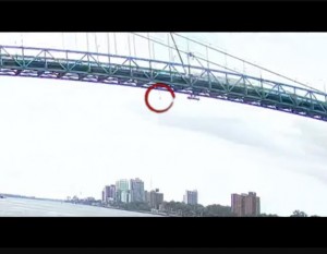【海外発！Breaking News】まさに奇跡！　橋から43m下の川に転落した鉄工作業員、見事な連携で救出される（米）＜動画あり＞