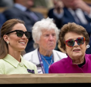 会場のロイヤル・ボックスに座るキャサリン皇太子妃。隣には伝説の元テニス選手ビリー・ジーン・キングが着席した（画像は『Wimbledon　2023年7月15日付Instagram「The place to be」』のスクリーンショット）