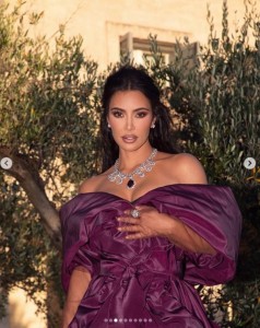 ドレスの上半身は大胆なオフショルダーのデザインだ。キム・カーダシアンの胸元にはサファイアを配したダイヤモンドのネックレスが輝いている（画像は『Kim Kardashian　2023年7月9日付Instagram「DOLCE ＆ GABBANA ALTA MODA in Puglia」』のスクリーンショット）