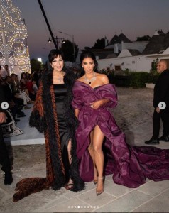 母クリス・ジェンナーと並ぶキム・カーダシアン。クリスは全身黒の装いでコーディネートしていた（画像は『Kim Kardashian　2023年7月9日付Instagram「DOLCE ＆ GABBANA ALTA MODA in Puglia」』のスクリーンショット）