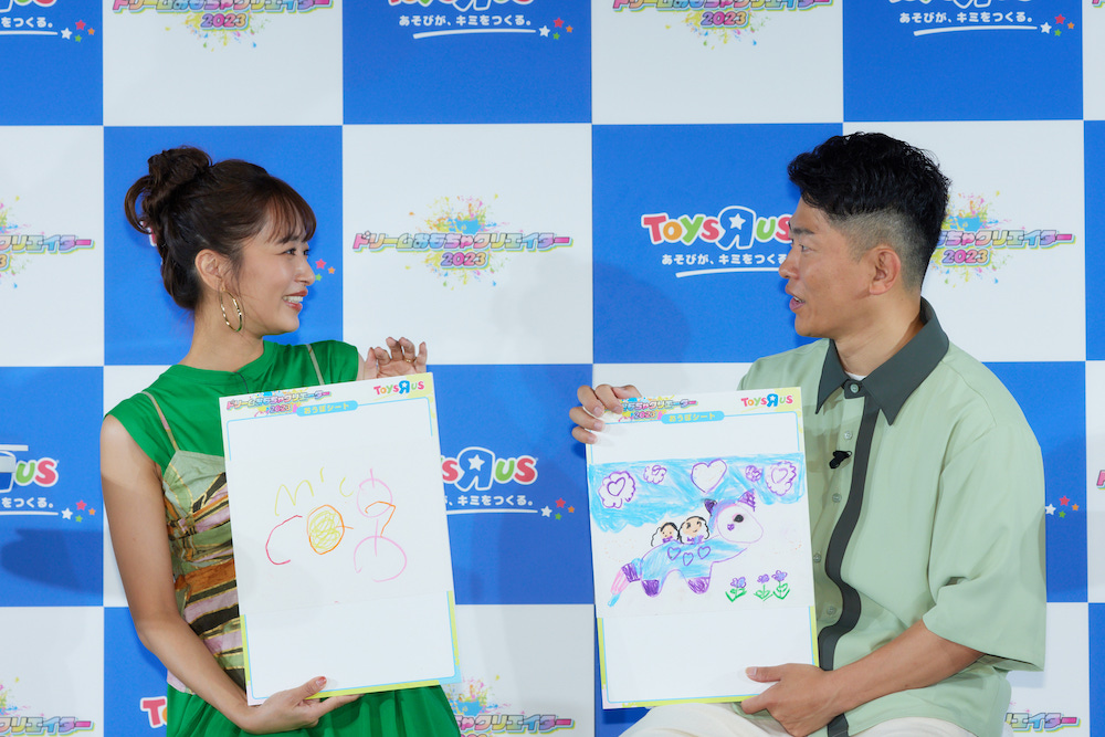 子供たちの絵を披露した近藤千尋と太田博久。長女は空飛ぶユニコーンを、次女はリンゴがどんどん出てくるおもちゃを描いた