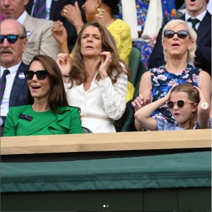 決勝戦を観るキャサリン皇太子妃とシャーロット王女。ピンクのフレームのサングラスをかけた王女は頭に両手を当て、残念そうなポーズを見せていた（画像は『Wimbledon　2023年7月16日付Instagram「The emotions of a ＃Wimbledon final」』のスクリーンショット）