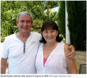 2015年、妻ジャニスさんと共にイギリスからキプロスに移住したハンターさん。海岸沿いにある家で夫婦仲睦まじく暮らしていたが、数年後にジャニスさんの白血病が発覚した（画像は『The Mirror　2023年7月27日付「Brit who killed dying wife jokes ‘I’ll look better after a few burgers’ as he awaits sentencing」（Image: Albanpix.com）』のスクリーンショット）