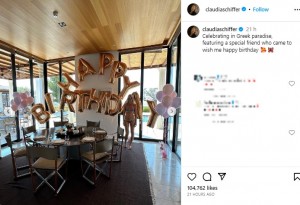 誕生日パーティ用のバルーンが飾られた豪華な部屋。クラウディア・シファーは水着姿で立っている（画像は『Claudia Schiffer　2023年8月27日付Instagram「Celebrating in Greek paradise,」』のスクリーンショット）