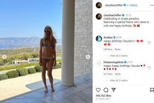 水着姿で屋外に立つクラウディア・シファー。引き締まった美ボディにファンは驚いた（画像は『Claudia Schiffer　2023年8月27日付Instagram「Celebrating in Greek paradise,」』のスクリーンショット）