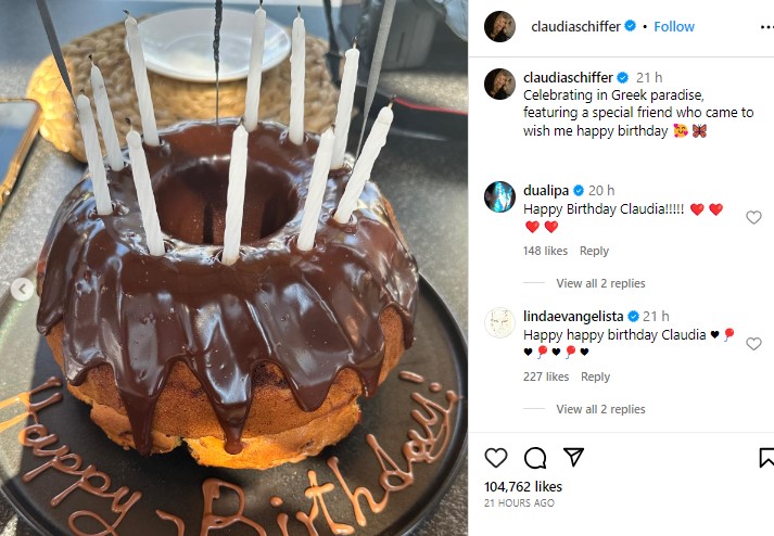 チョコレートのアイシングを載せたバースデーケーキ。10本のキャンドルが立てられた（画像は『Claudia Schiffer　2023年8月27日付Instagram「Celebrating in Greek paradise,」』のスクリーンショット）