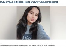 スクールバスの窓から頭を出し手を振っていた13歳少女、柱に激突し死亡（ブラジル）