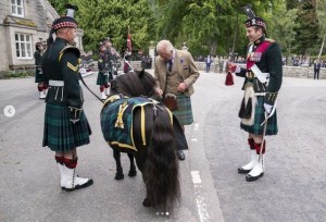ポニーの“クルアチャン4世”を撫でる国王。スコットランドの伝統衣装「キルト」を着用していた（画像は『The Royal Family　2023年8月21日付Instagram「The King received an official welcome from ＠5_scots,」』のスクリーンショット）