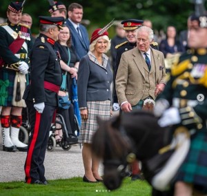 バルモラル城での伝統式典に出席した国王とカミラ王妃。ともにキルトを身につけていた（画像は『The Royal Family　2023年8月27日付Instagram「Yesterday, at a ceremony in the grounds of Balmoral Castle,」』のスクリーンショット）