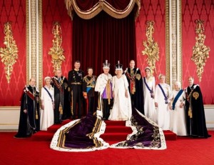 国王の即位を記念する王室上級メンバーのポートレート。バルモラル城では王族が集う夏季休暇が開始した（画像は『The Royal Family　2023年5月8日付Instagram「An official portrait following the Coronation of King Charles III and Queen Camilla on 6th May.」』のスクリーンショット）