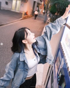 街中で自販機に手を伸ばす宮脇咲良（画像は『Sakura Miyawaki　2023年8月29日付Instagram』のスクリーンショット）