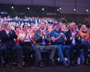 2022年に開催されたハーグ大会のオープニングセレモニー。ヘンリー王子とメーガン妃は大きな拍手を捧げている（画像は『Invictus Games Foundation　2022年4月16日付Instagram「Joined by our CEO Dominic Reid and former Dutch Team Captain Edwin de Wolf,」』のスクリーンショット）