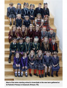 笑顔で新しい制服を身にまとう双子たち。このうちある双子の母親も「17組もの双子が一斉に入学するなんて、何だかすごいですよね」とコメントしている（画像は『Metro　2023年8月11日付「17 sets of twins from the same Scottish district set to start primary school」（Picture: PA）』のスクリーンショット）