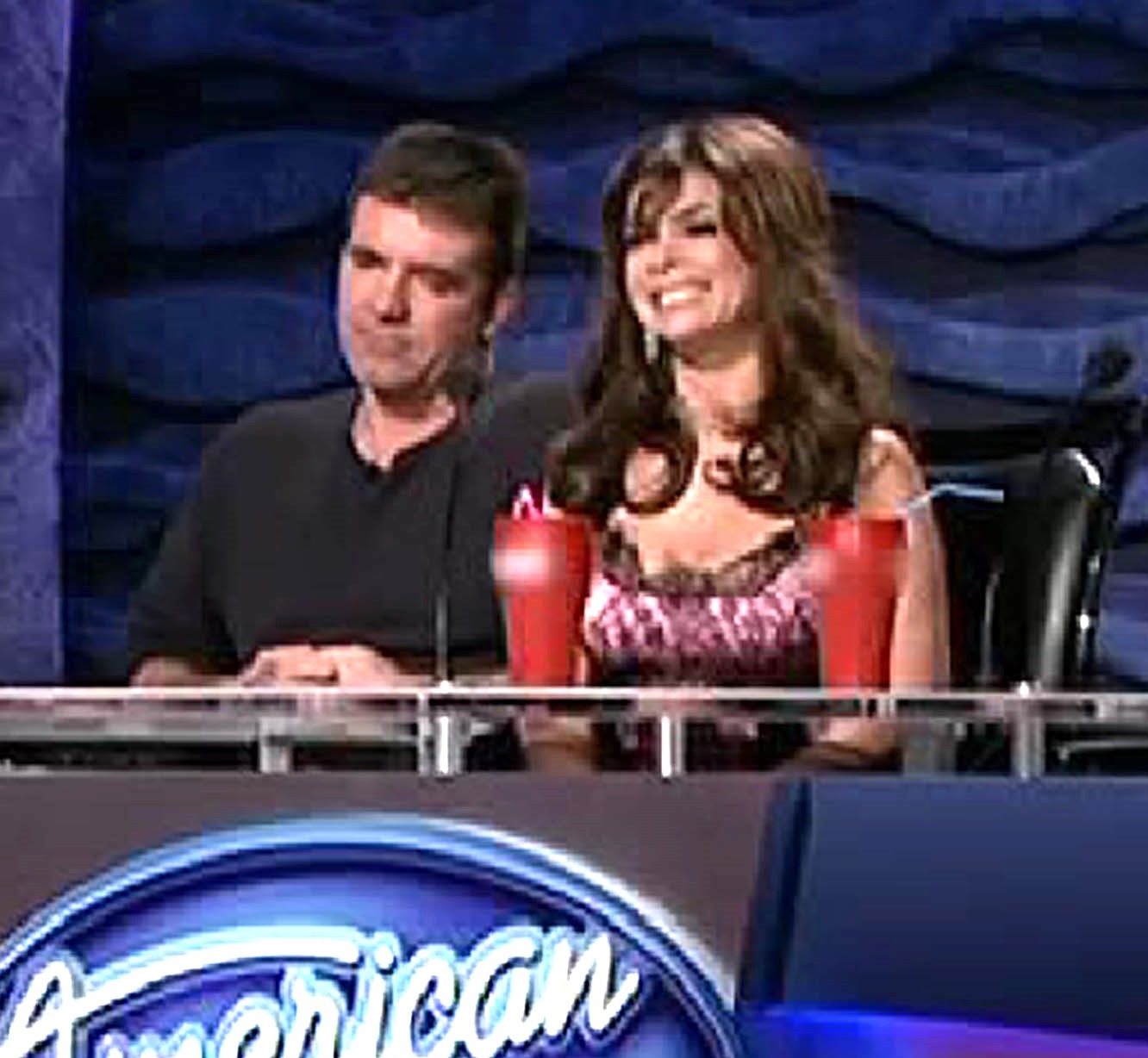 2009年2月、アメリカン・アイドルの審査員席に座るサイモン・コーウェルとポーラ・アブドゥル