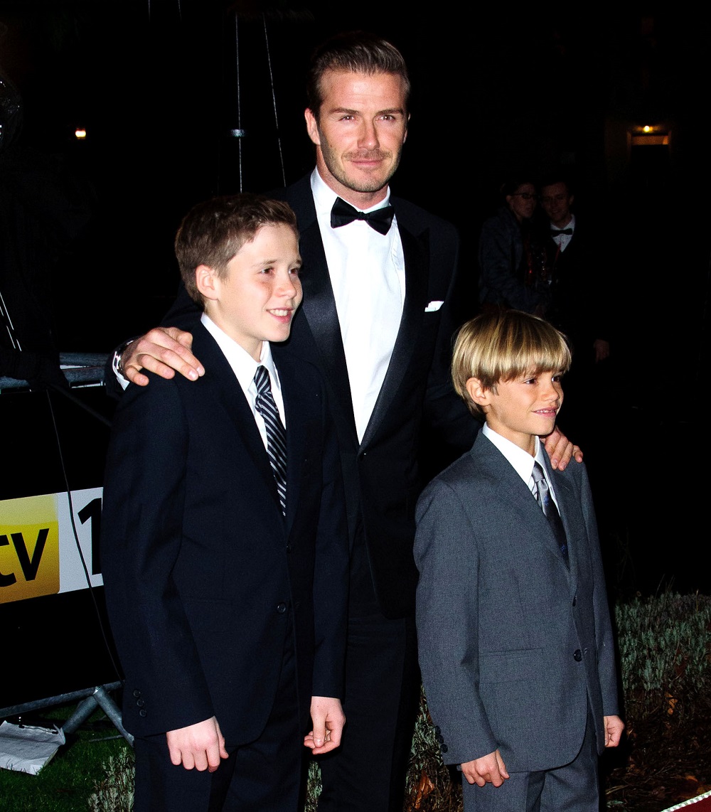 2011年12月、英ロンドンで開催された『The Sun Military Awards』に息子達と出席したデヴィッド・ベッカム。ロメオ（右）は当時9歳だった