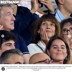 フランソワ・クリュゼ（左）と観戦するソフィー・マルソー（画像は『Agence Bestimage　2023年9月8日付Instagram「People dans les tribunes lord du match d'ouverture de la Coupe du Monde de Rugby France 2023」』のスクリーンショット）