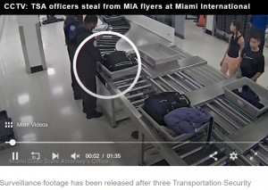 2人がベルトコンベアの前に並んで立ち、まずはウィリアムズが黒い鞄から現金を抜くと素早くポケットにしまっていた（画像は『Daily Express　2023年9月14日付「Footage released after Miami Airport security officers accused of stealing from luggage」（Image: Miami-Dade County）』のスクリーンショット）
