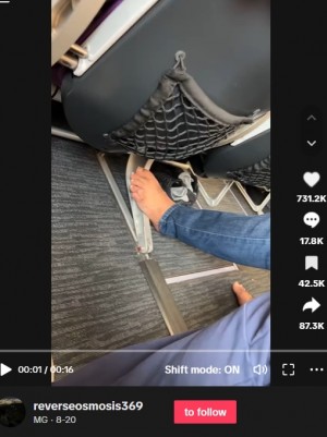 【海外発！Breaking News】機内で6本の左足指を晒す男性、SNSで大炎上＜動画あり＞