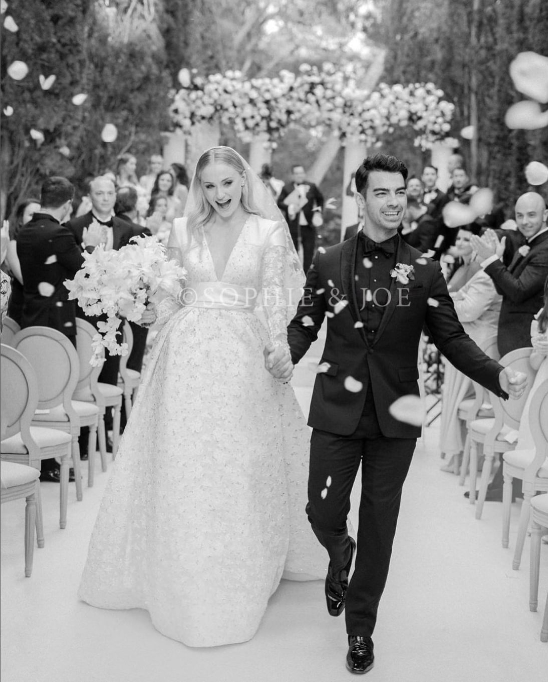 2019年に結婚したソフィー・ターナーとジョー・ジョナス（画像は『S O P H I E T U R N E R　2019年7月4日付Instagram「Mr and Mrs Jonas Photo by ＠corbingurkin」』のスクリーンショット）
