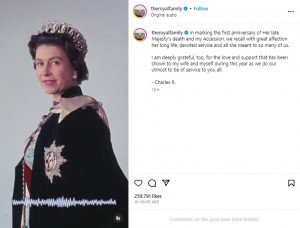 1968年に撮影されたエリザベス女王のポートレート。写真にはチャールズ国王からの追悼メッセージが添えられた（画像は『The Royal Family　2023年9月8日付Instagram「In marking the first anniversary of Her late Majesty’s death and my Accession,」』のスクリーンショット）