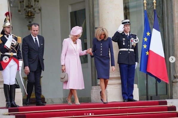エリゼ宮殿での歓迎式典の様子。ブリジット夫人はカミラ王妃の手を引いて、レッドカーペットが敷かれた階段を下りた（画像は『The Royal Family　2023年9月20日付Instagram「Thank you for the warm welcome to Paris, President ＠EmmanuelMacron and Madame Macron.」』のスクリーンショット）