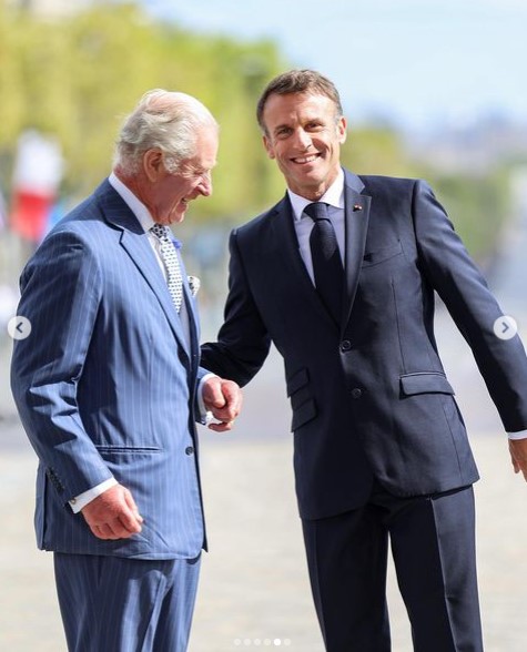 凱旋門でチャールズ国王を出迎えたマクロン大統領。笑いながら、何やら楽しそうに談話している（画像は『The Royal Family　2023年9月20日付Instagram「An incredible welcome at the Arc de Triomphe to formally kick-off ＃RoyalVisitFrance!」』のスクリーンショット）