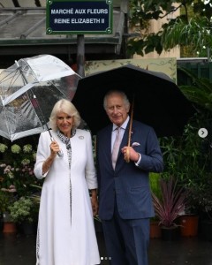 パリのフラワーマーケットを訪れたチャールズ国王とカミラ王妃。あいにくの雨に見舞われ、傘をさしている（画像は『The Royal Family　2023年9月21日付Instagram「Their Majesties have visited the flower market in Paris,」』のスクリーンショット）