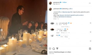 ニューヨークで開催されたディナーパーティに出席したカイリー・ジェンナーとティモシー・シャラメ。ハイダー・アッカーマン氏の話に耳を傾けている（画像は『Gaia Repossi　2023年9月9日付Instagram「Celebrating u」』のスクリーンショット）