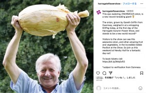 誇らしげに巨大タマネギを掲げるイギリス領ガーンジー島に住むガレス・グリフィンさん（Gareth Griffin）（画像は『Harrogate Flower Shows　2023年9月15日付Instagram「This eye-watering, ENORMOUS onion, is a new record-breaking giant!」』のスクリーンショット）