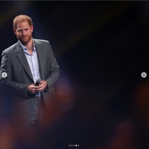 スタンディングオベーションの中、ステージに立つヘンリー王子。ドイツ語で語りかける場面も（画像は『Invictus Games Foundation　2023年9月10日付Instagram「The Opening Ceremony to the Invictus Games Düsseldorf 2023 was incredible!」』のスクリーンショット）