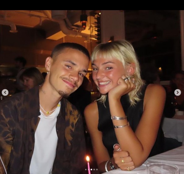 ロメオと恋人でモデルのミア・リーガン。楽しそうに微笑んでいる（画像は『Victoria Beckham　2023年9月1日付Instagram「Birthday dinner tonight for ＠romeobeckham」』のスクリーンショット）