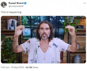 番組放送前に動画を公開したラッセル・ブランド。自身への疑惑に対し「メディアの陰謀だ」と激しく反論した（画像は『Russell Brand　2023年9月15日付X「This is happening」』のスクリーンショット）