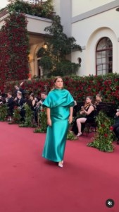 レッドカーペットに登場した英ユージェニー王女。鮮やかなグリーンのドレスを纏っている（画像は『Vogue　2023年9月14日付Instagram「This is how you do royal-worthy red carpet style!」』のスクリーンショット）
