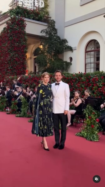 英ベアトリス王女と夫エドアルド・マペッリ・モッツィ氏。王女は花柄のドレスを着て夫と並んだ（画像は『Vogue　2023年9月14日付Instagram「This is how you do royal-worthy red carpet style!」』のスクリーンショット）