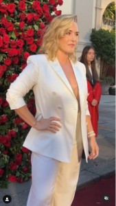 レッドカーペットでポーズを取るケイト・ウィンスレット。白いパンツスーツのスタイリッシュな装いだった（画像は『Vogue　2023年9月14日付Instagram「The second annual ＃VogueWorld」』のスクリーンショット）4