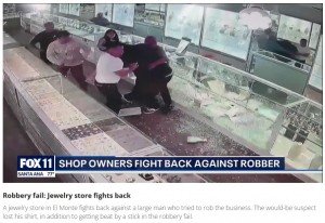 男は持っていたハンマーを使い、店内のショーケースを粉々に破壊して商品を盗もうとした。スタッフらは男の犯行を止めるため、タックルして立ち向かった（画像は『FOX 11 Los Angeles　2023年9月3日付「‘We just want laws to protect us’: California jewelry store wants change after robbery scare」』のスクリーンショット）