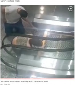 我が子の異変に気がついた母親はすぐに助けを求め、技術チームが現場に駆け付けた。救助活動中、母親は我が子をなだめるようにして覆いかぶさり、抱きしめていた（画像は『New York Post　2023年9月11日付「Toddler saved after trapping hand in escalator: ‘God bless that little girl’」（Jam Press Vid）』のスクリーンショット）