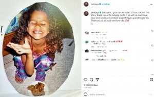 ゼンデイヤが公開した幼少期の写真。クッキーをつまんだ後、大きな微笑みを見せている（画像は『Zendaya　2023年9月1日付Instagram「Every year I grow I’m reminded of how precious this life is,」』のスクリーンショット）