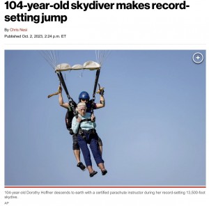 若い頃を振り返り「自分の人生はとても退屈なものだった」と語るドロシーさんは、約7分間のエキサイティングな空中散歩を楽しんだ（画像は『New York Post　2023年10月2日付「104-year-old skydiver makes record-setting jump」（AP）』のスクリーンショット）