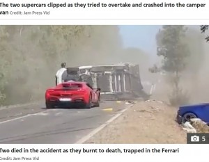 ランボルギーニは道路右脇の草地に押し出され、キャンピングカーは道路上に横倒しになったが、4人は奇跡的に軽傷で済んでいた（画像は『The Sun　2023年10月3日付「SUPERCAR HORROR Two burn to death in supercar tour crash as Ferrari and Lamborghini smash into camper van during overtake」（Credit: Jam Press Vid）』のスクリーンショット）
