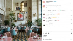 米マイアミのエッジウォーター地区にオープンしたイタリアンレストラン「Casadonna」。パステルカラーのテーブルと椅子が置かれている（画像は『Casadonna　2023年10月18日付Instagram「Unveiling Casadonna」』のスクリーンショット）