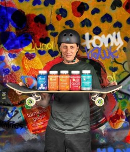ライリーの父でスケートボーダーのトニー・ホーク。“スケートボード界の神”と呼ばれるレジェンドだ（画像は『Tony Hawk　2023年1月4日付Instagram「Excited to announce that I have partnered with my favorite supplement brand ＠qunolgummies.」』のスクリーンショット）