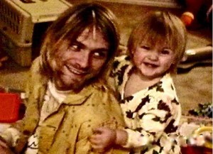 父カート・コバーンと楽しそうに寄り添う、幼い頃のフランシス。カートはフランシスが2歳になる前に他界した（画像は『Frances Bean Cobain　2017年8月19日付Instagram』のスクリーンショット）