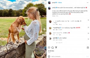 今年7月、妻の第1子妊娠を発表したジェームズさん。大きなお腹をしたアリジーさんと愛犬のツーショットを公開した（画像は『James Middleton　2023年7月5日付Instagram「We couldn’t be more excited」』のスクリーンショット）