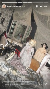 小屋の中にある部屋では、ゾンビのような人形が立っている。衣装や家具など細部にも凝った装飾だ（画像は『Kim Kardashian　2023年10月29日付Instagram』のスクリーンショット）