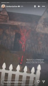 お化け屋敷のように装飾された小屋。木には不気味な赤いイルミネーションが灯されている（画像は『Kim Kardashian　2023年10月29日付Instagram』のスクリーンショット）