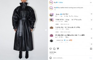 カイリーの新たなブランド「Khy」から発売されるデビュー・コレクション。黒いフェイクレザーによる、オーバーサイズのコートだ（画像は『Kylie　2023年10月27日付Instagram「faux leather trench coming soon on khy.com.」』のスクリーンショット）